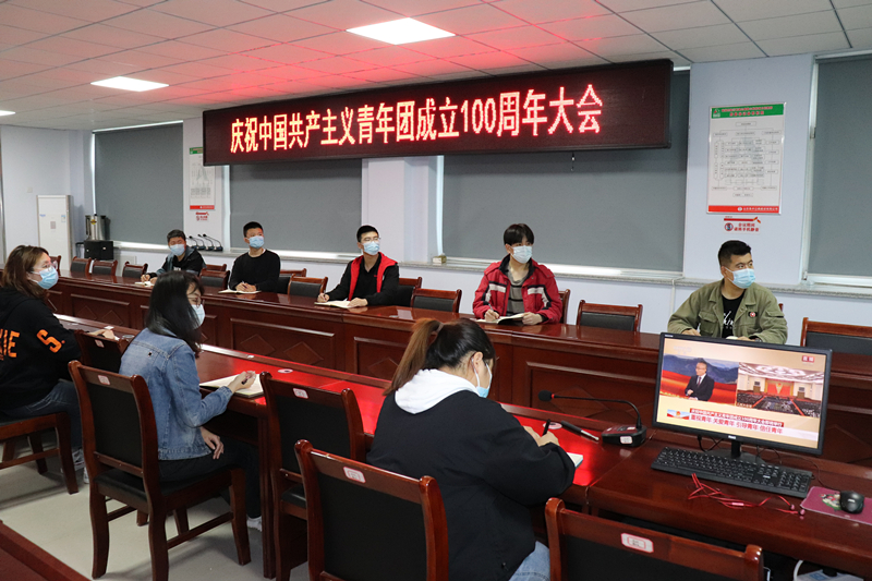 臨臨高速六標(biāo)項(xiàng)目組織青年團(tuán)員觀看 《慶祝中國共產(chǎn)主義青年團(tuán)成立100周年大會(huì)》直播