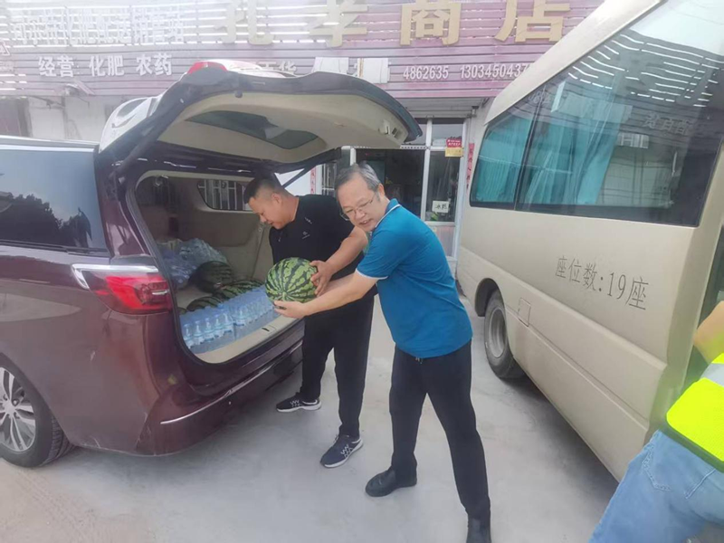 公司總部領(lǐng)導(dǎo)為S231張臺(tái)線一線員工送來(lái)夏日清涼