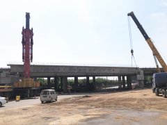 歸昌特大橋左幅跨G310首片40米箱梁成功架設