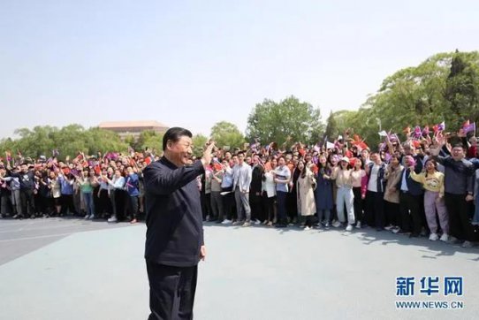 人民日報評論員：讓青春在不懈奮斗中綻放絢麗之花